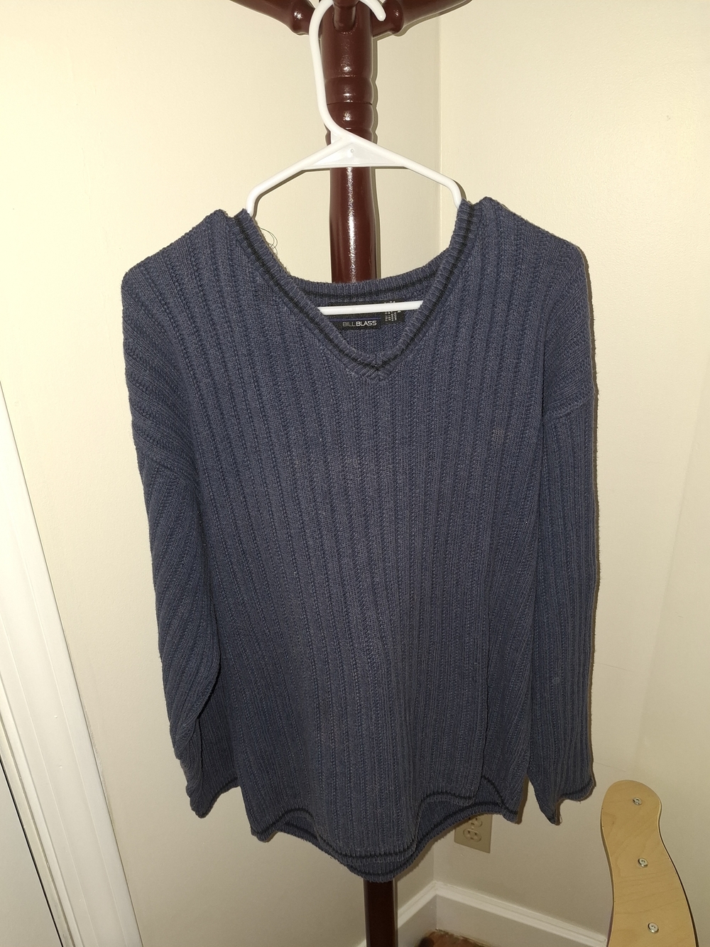 Classy bill blass Navy Ribbed V-Neck Sweater M